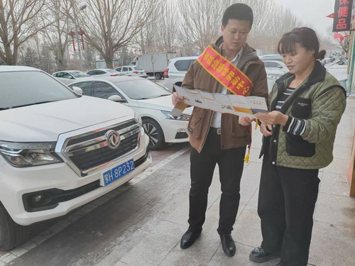 202412多伦走进春泽小区底商开展反洗钱宣传.jpg