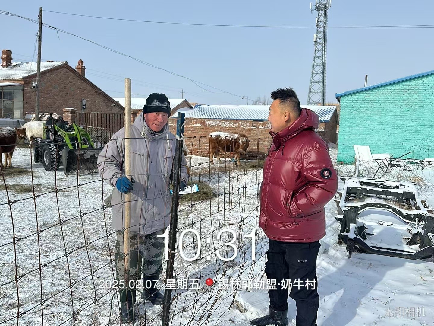 202502西乌旗走进奶牛场开展防范非法金融活动宣传 2.jpg
