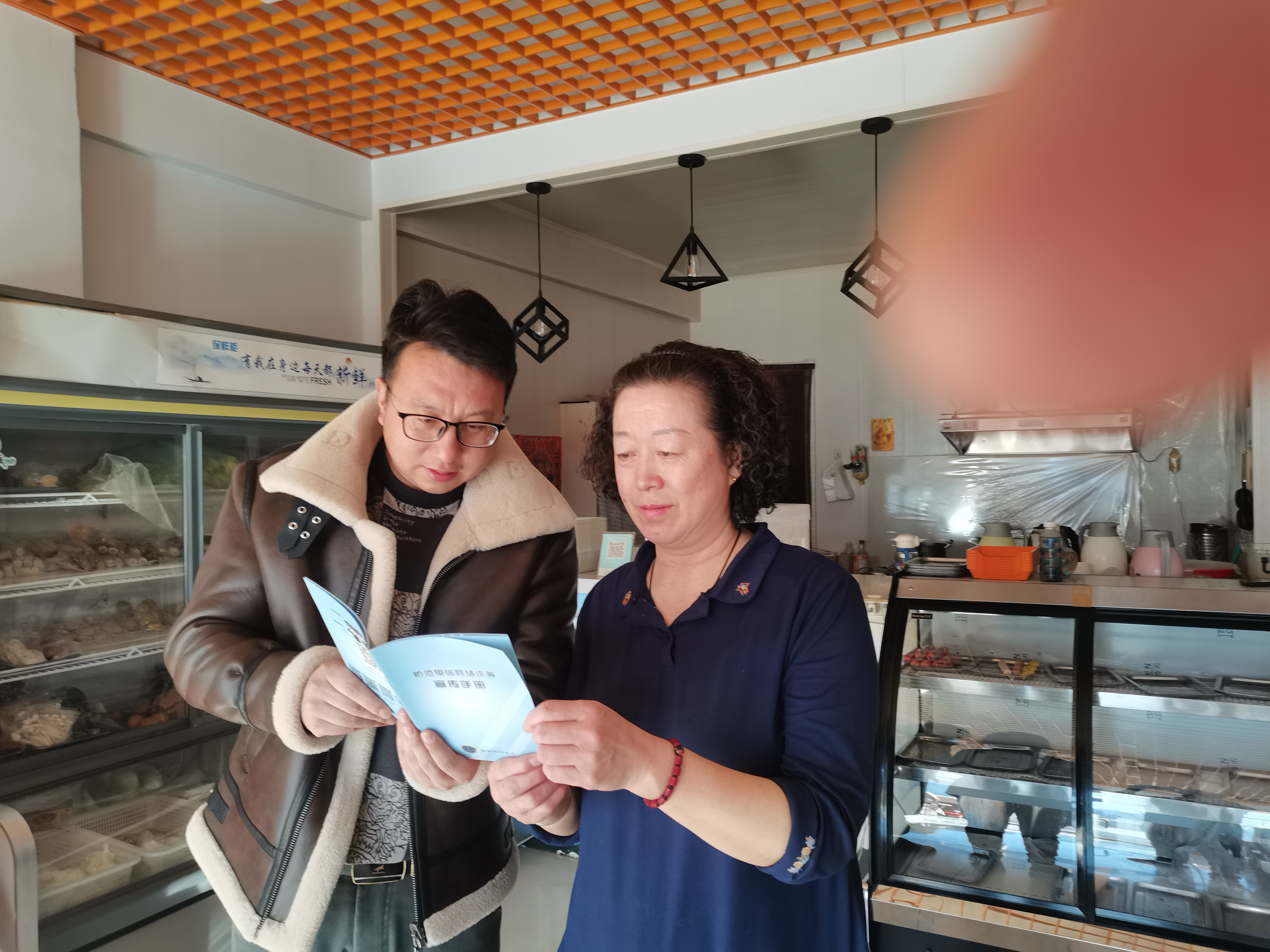 202502苏尼特右旗走进临街单饭店开展防范非法金融活动宣传.jpg